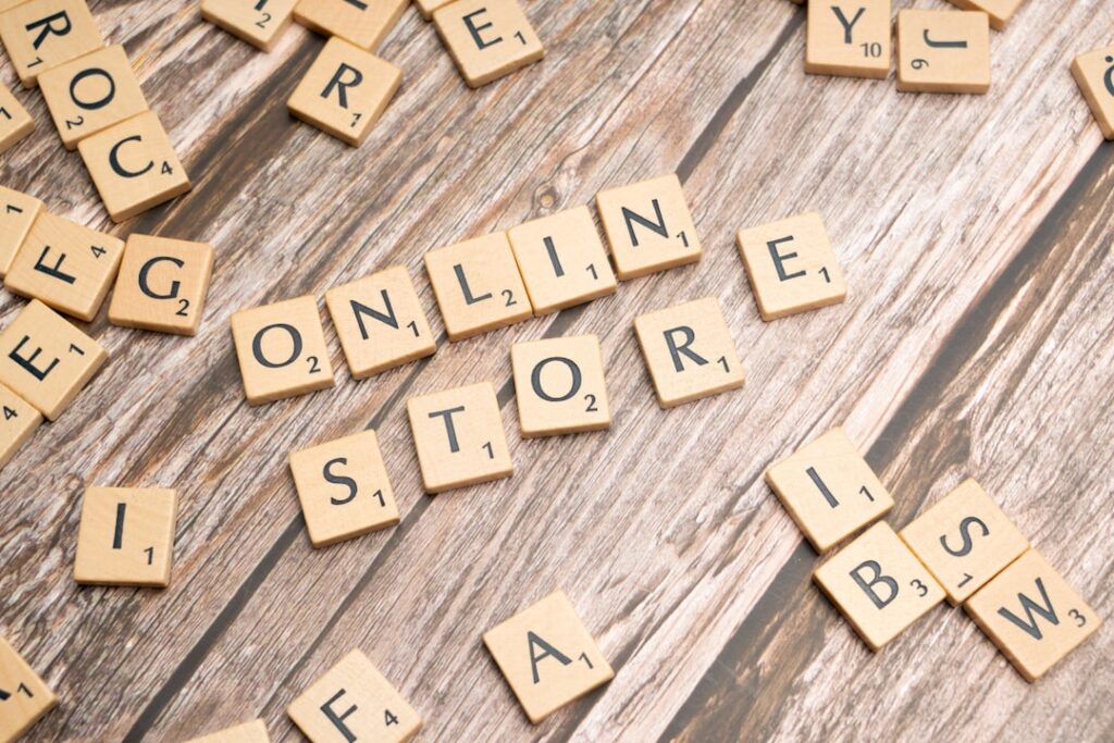 E-commerce retailing ecosystem: models, channels, and key market stats infographic